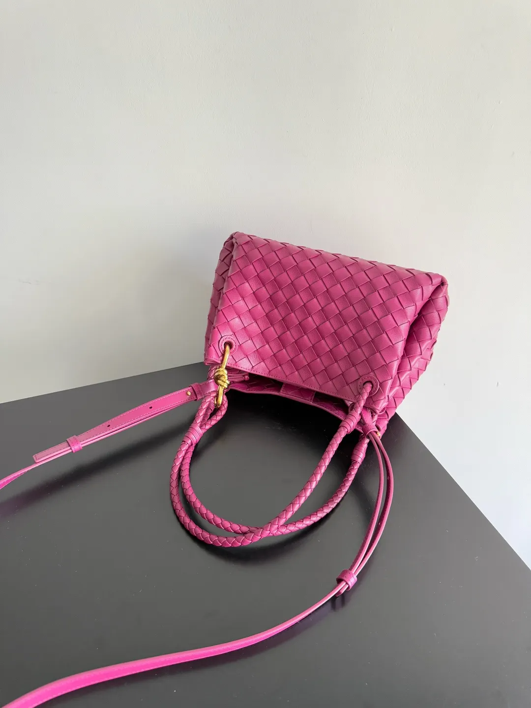 Batch 2060 BOTTEGA VENETA 2025 Autumn New Product Medium Parachuta The long-awaited new medium parachuta is here, with a unique appearance and iconic metal knots, and a whole piece of leather folds the four corners into a parachute shape! The exquisite Knot metal buckle is like putting jewelry on a bag. It is high-end and elegant. Its super capacity can hold all your things! The overall effect of this bag is very different from before. It is neither too delicate to provide a large capacity nor too bulky because of its practicality. It simply provides a perfectly suitable bag for casual and simple people👜 Style number: 835921 Size: 29.5*18.5*17.5cm